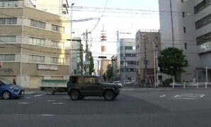 神戸市の交差点でひき逃げ事件か 下校中だった小学生2人がけが
