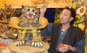 Artist Mitsuo Miyagi talks about the plan to make a giant shisa statue in Okinawa Prefecture using damaged tiles from the fire-ravaged Shuri Castle.