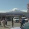“コンビニ越しの富士山”危険 迷惑行為対策 黒い幕の設置工事