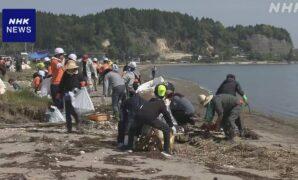 石川 珠洲 津波被害の海岸で学生ボランティアが住民と片づけ
